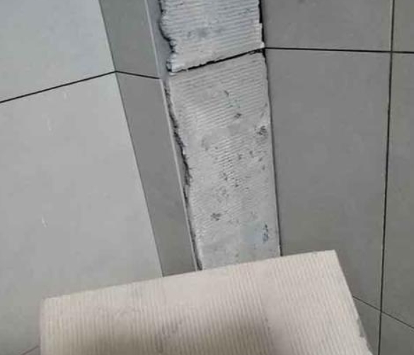 山东瓷砖空鼓维修公司分享下厨房瓷砖脱落的补救措施。